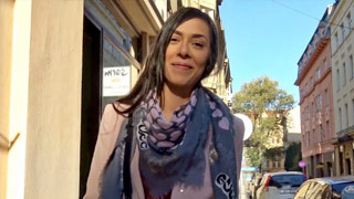 Linda mujer checa habla para coger por dinero en efectivo