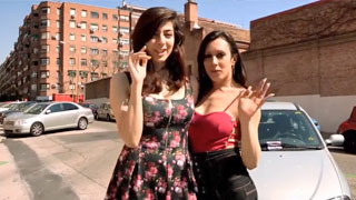 Dos morenas y una con regalo. Lina Morgana y Sheila Giménez