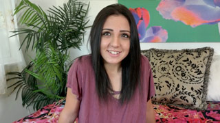 Selena Stone te enseña su raja depilada