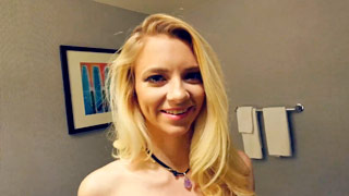 Cogiéndome POV a mi hermanita mientras le veo su buen trasero. Riley Star