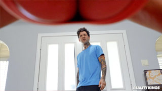 Ama de casa pechugona se echa a su entrenador personal tatuado. Alexis Fawx