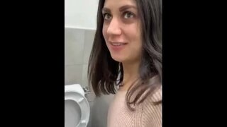 Francesca Palma meando en un baño público