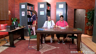 Empollón se echa a la chava de la escuela en la biblioteca