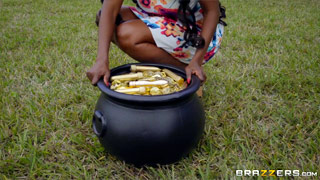 Diamond Jackson descubre una olla de oro de un duende en su patio trasero