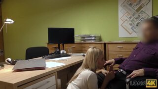 Chava seductora monta verga efusivamente para conseguir un crédito