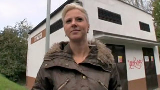 Paseando por la calle es convencida para coger por dinero. Nathaly Cherie