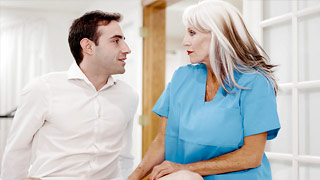 Psicoterapeuta de 65 años trabaja con un chavo joven. Sally D'Angelo