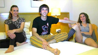 Laura Brey le regala a su novio una madurita flaca llamada Susi