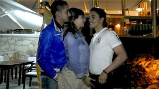 Sol Sanchez se antoja de un vato y convence a su novio para coger con él