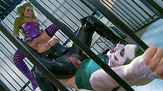 Katwoman XXX - Escena 1. Catwoman y Payasa Diabólica se cogen al Joker