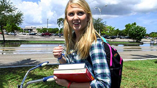 La chavita rubia Lily Rader gimiendo en la camioneta de Bang Bus