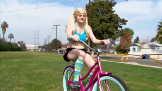 Virgin Bike Tales - Escena 3. Pixie Wylde pasea en bici mostrando sus trenzas