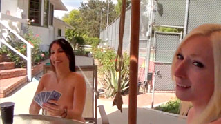 La fiesta porno empieza con un strip poker. Tegan Riley y Esperenza Diaz