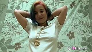 Una chavita sevillana llamada Amara se echa al padre y al hijo