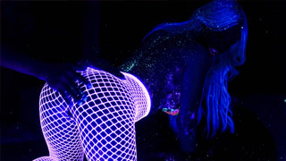 Un clavado espectacular en el trasero de una rubia perfecta después de bailar bajo la luz negra