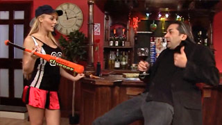 Métemela o ábrete, pelea - Escena 4. La animadora Antonia Deona con bate de béisbol