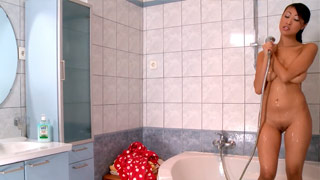 Sharon Lee practica sexo oral en la ducha toda mojada