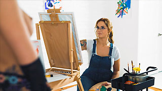 La artista Siri Dahl se da cuenta de que su pareja modelo Daisy Taylor tiene pito