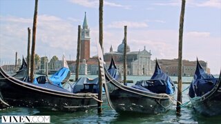 Sonya Blaze y Liya Silver asisten a una exclusiva fiesta sexual de máscaras