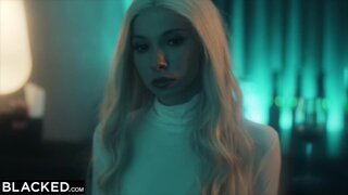 La chiquita Kenzie Reeves sabe cómo lidiar con una enorme verga negra