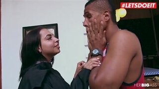 Masturbando a una monja en el convento. Maria Antonia Alzate y Matilde Ramos