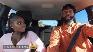 La novia infiel Osa Lovely es taladrada en el baño