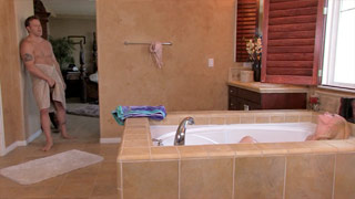 Tara Lynn Foxx echando pasión en una tina