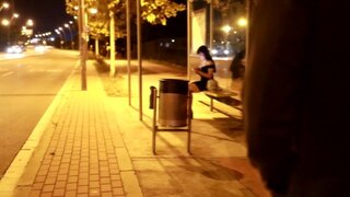 Nadja esperando el camión decide coger en la calle