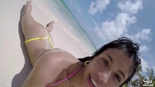 La latina Veronica Rodriguez eyacula en la regadera