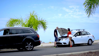 Scarlett Domingo agradece con sexo la ayuda del buen samaritano