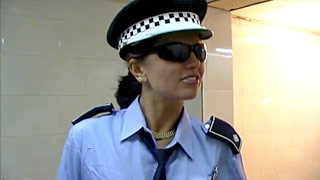 Mujer policía se coge a un albañil magrebí. Soraya Rico