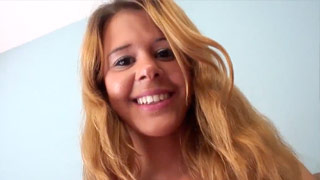 Elizabeth Bentley feliz y emocionada porque va a mamar verga