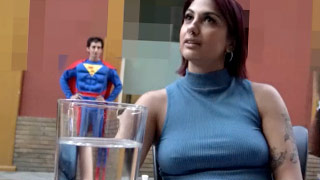 La sevillana Valeria del Río demostrando sus habilidades en la cama