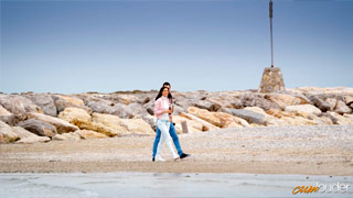 Pareja de enamorados llevan años sin verse. Alexa Tomas