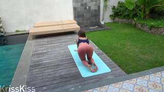 La latina amateur Kriss Kiss es interrumpida haciendo yoga