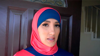 Joven musulmana sexy ofrece su panocha al dueño como pago. Chloe Amour