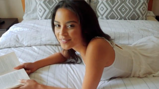 Maya Bijou recibe lechita de su propio hermanastro