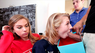 Las dos lindas chavas Sydney Cole y Moriah Tyler reciben regalos traviesos