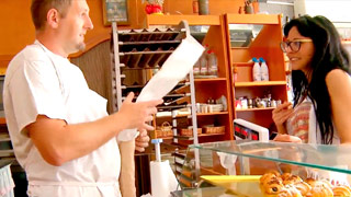 Raquel Abril va a la panadería y se lleva al panadero a casa