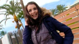 Claudia Bomb echando pasión en plena calle