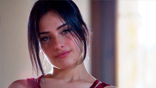 Chavita morenita poniendo cara de gusto cuando la cogen despacito. Maria Wars