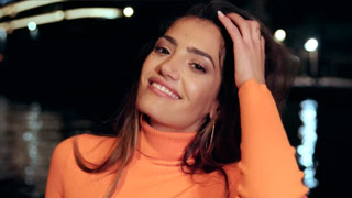 Penelope Cum echando pasión con dos vergas negras