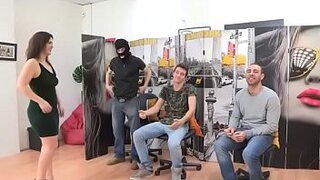 Tres vergas para la MILF Montse Swinger en una cita a ciegas