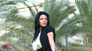 La guapa Aris Dark hace pipí en un columpio con las pantaletas puestas