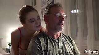 La chavita va bien apretada hasta que le da un infarto al viejo. Paola Hard