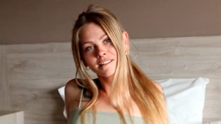 Rubia bien guapa de ojos azules echando pasión. Sammm Next Door