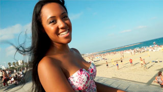 Noemilk presumiendo su trasero en la playa antes de echar pasión