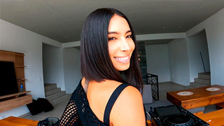 Seduje a un DJ y me da una clase especial. Daniela Antury