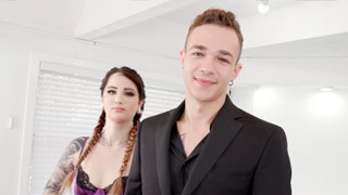 La pequeña zorra Valerica Steele chupa trasero, axilas y todo lo que puede