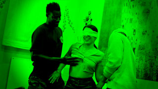 Rosie Cage se echa a dos negros a la vez